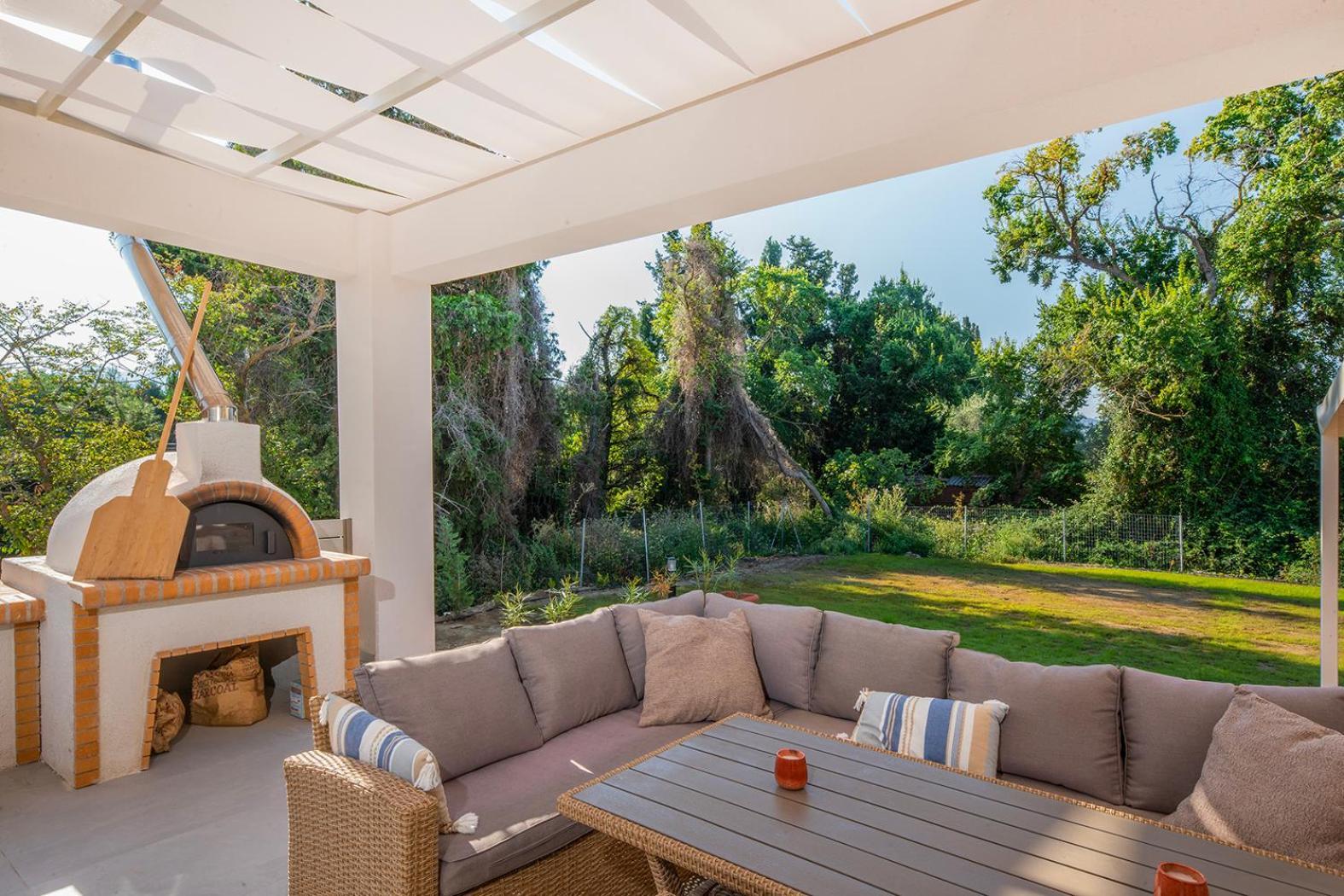 Villa Ami, Roda, Corfu: 10 Guests, Heated Pool, Private Mini Golf, Pool Table & More!! Roda (Corfu) Exterior foto